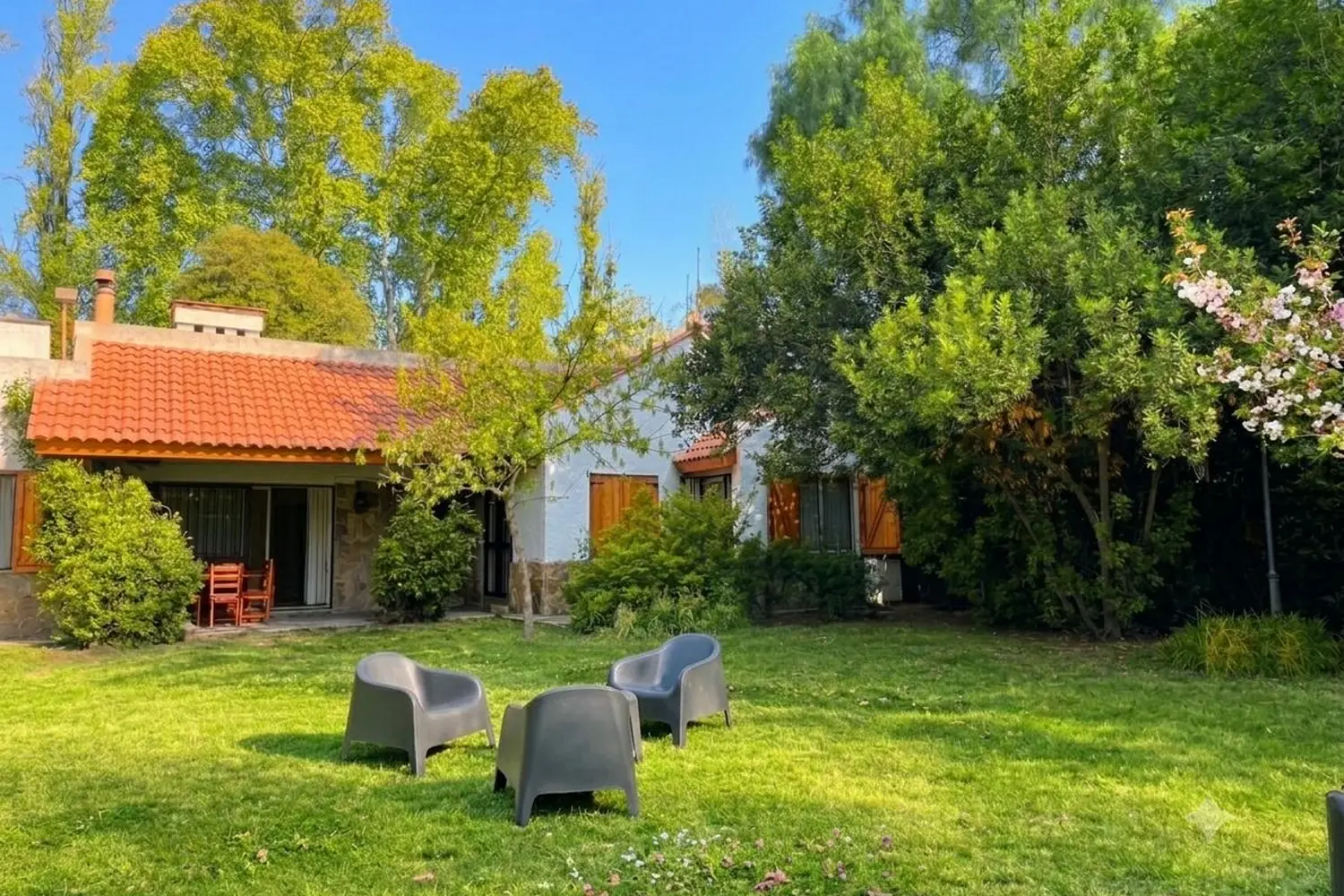 La casa y el parque de la residencia en Chacras de Coria