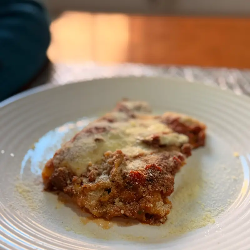 Lasaña casera servida en el plato