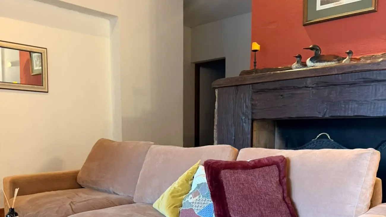 Living con hogar a leña y sillones