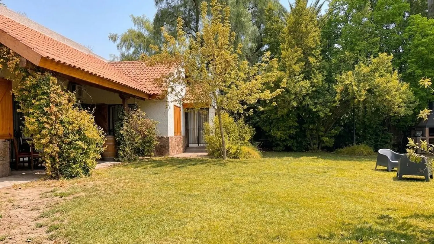 El parque de la residencia, con la galería de la casa al costado